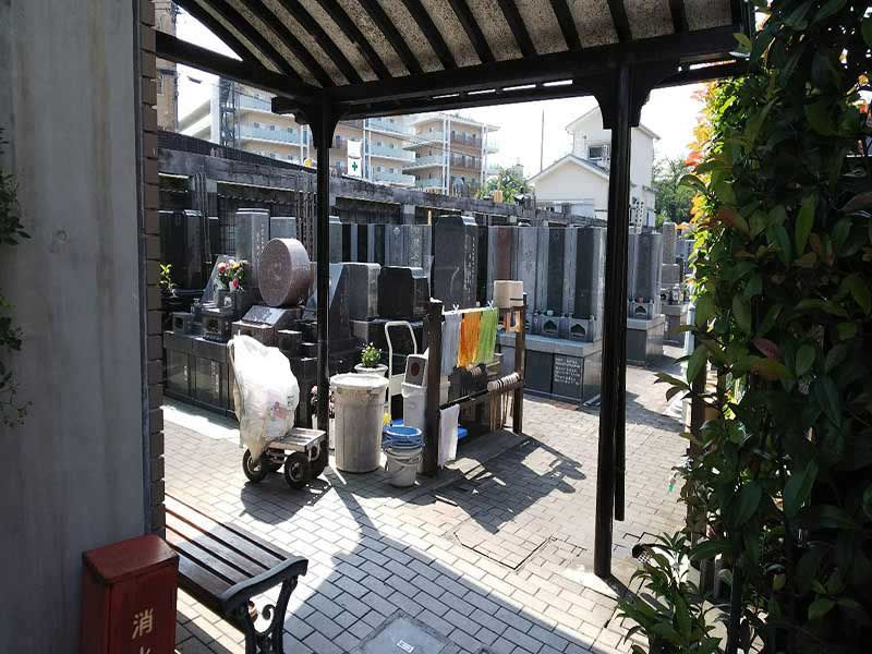 板橋向原浄苑　エントランス近くにある水汲み場