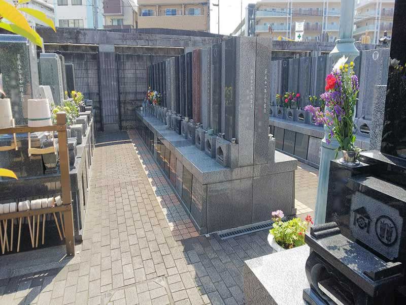 板橋向原浄苑　平坦でバリアフリーな参道