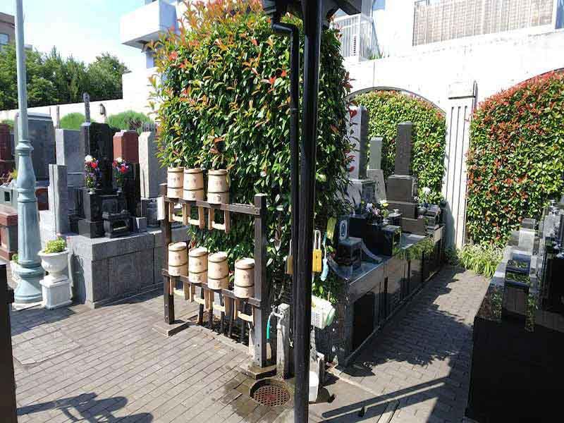 板橋向原浄苑　手入れの行き届いた水汲み場