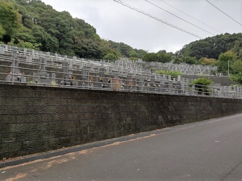 道路から見た御油霊園