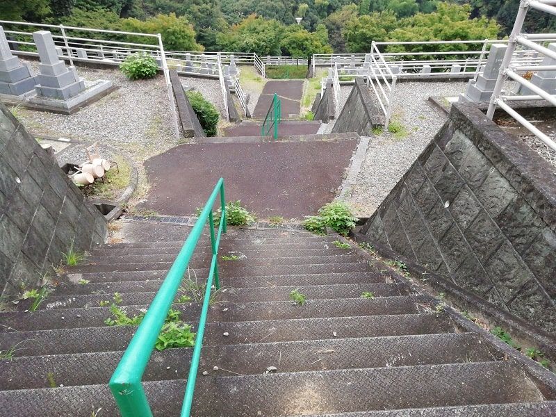 御油霊園の階段
