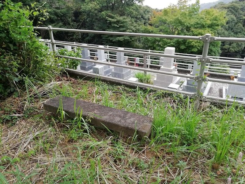 御油霊園にある石のベンチ