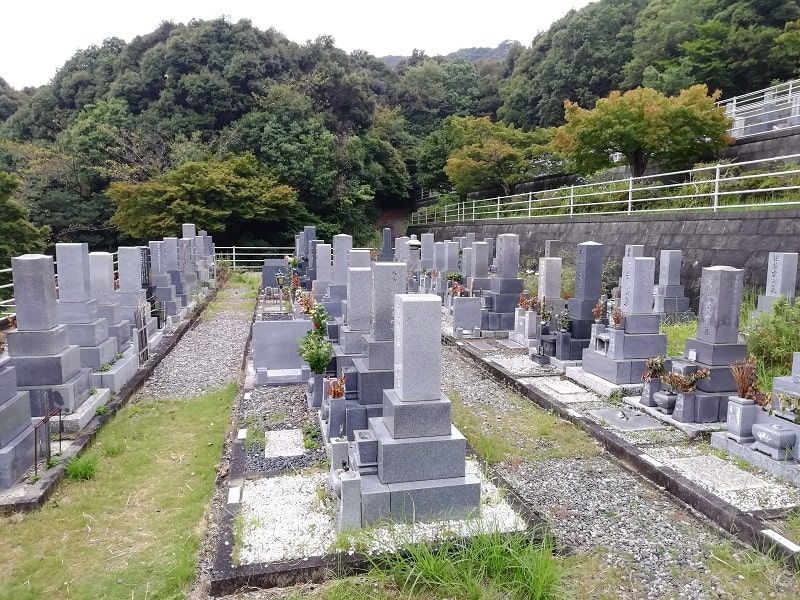 御油霊園の中段にある墓石