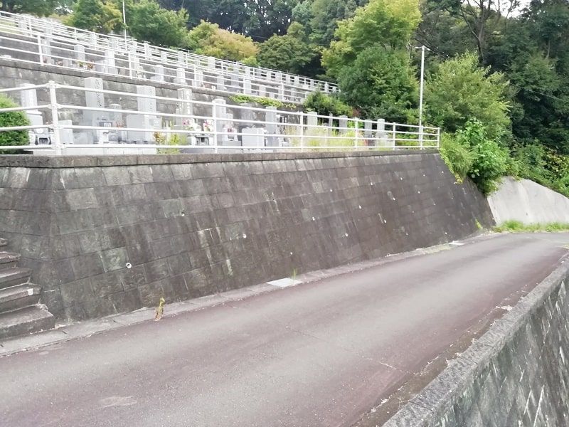 御油霊園の通路