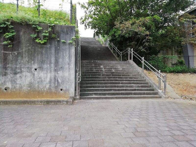 御油第二墓園の階段