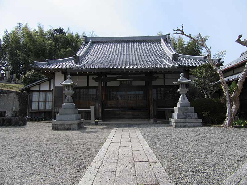 無量寿寺（草津市）　墓地横にある本堂