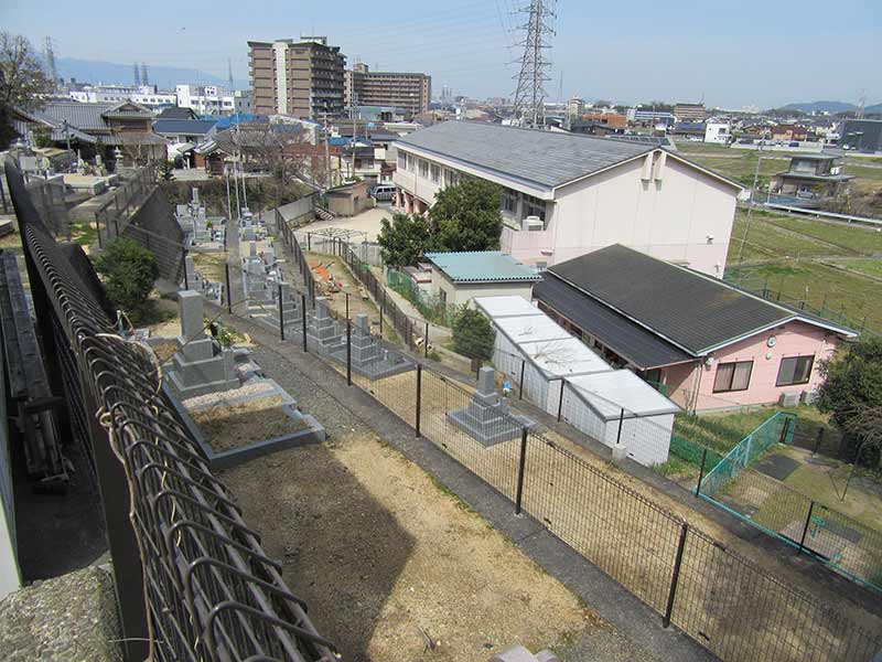 無量寿寺（草津市）　ひな壇状に建立された墓石