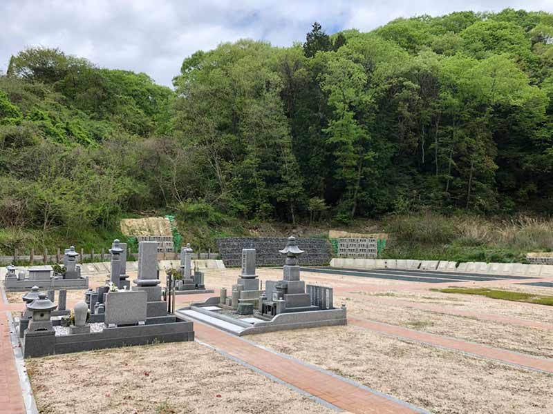 岡山市営 みつメモリアルパークに立つ和型墓石と五輪塔