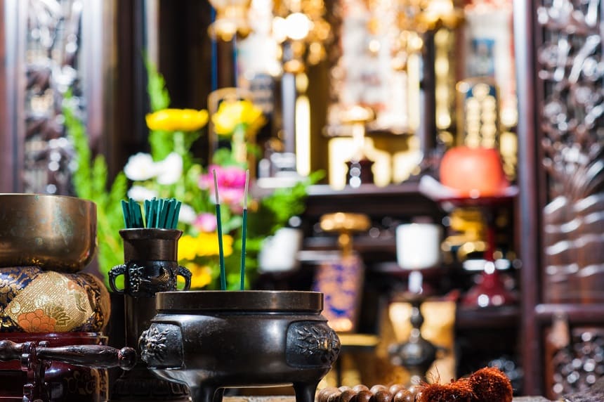 複数本の線香が備えられている仏壇