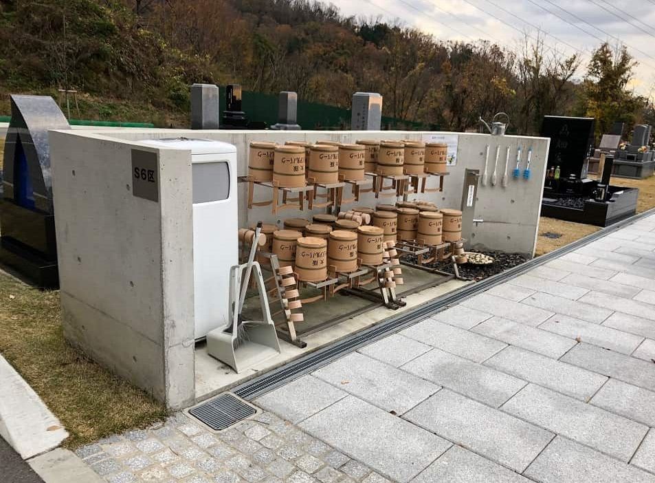 大阪メモリアルパークに備えられている柄杓と桶