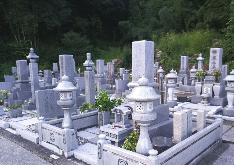 吉備中央町営 下加茂霊園に立つ和型墓石