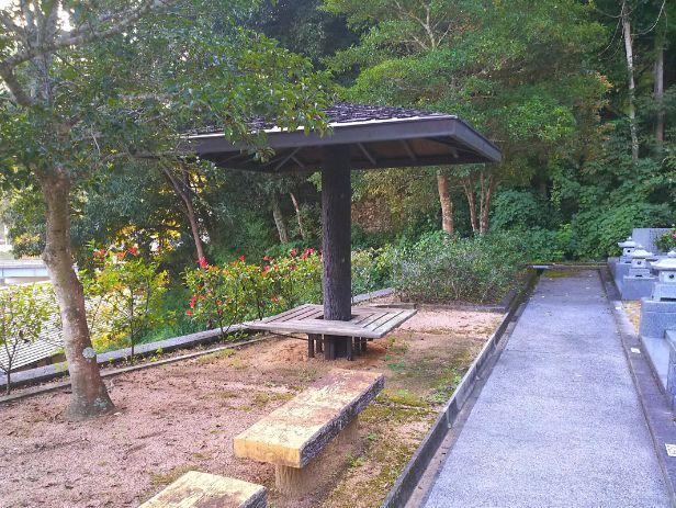 吉備中央町営 下加茂霊園　ベンチ