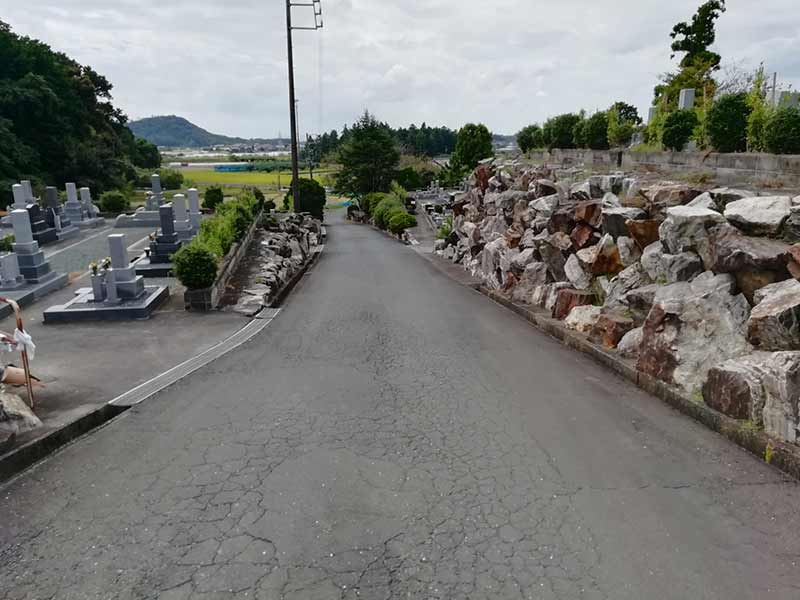 吉祥山緑地墓苑の道路