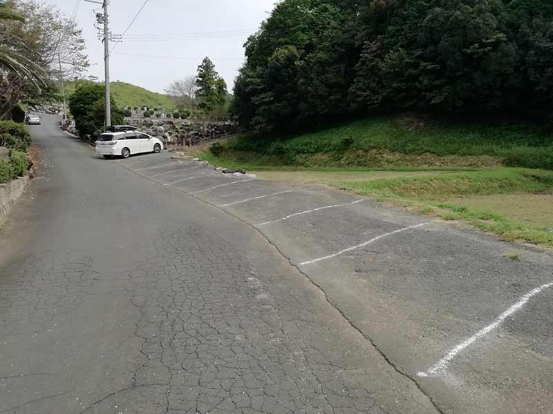 吉祥山緑地墓苑の駐車場