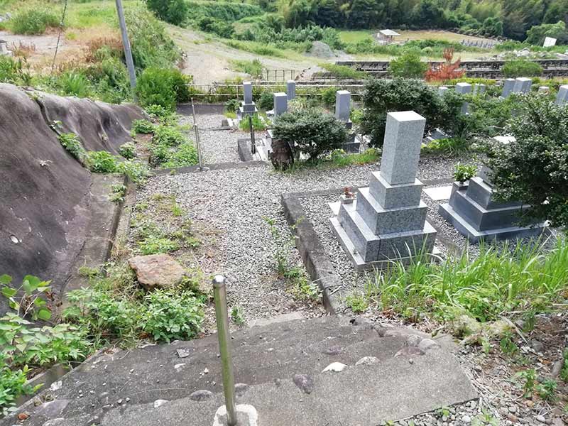 金沢霊園路の階段