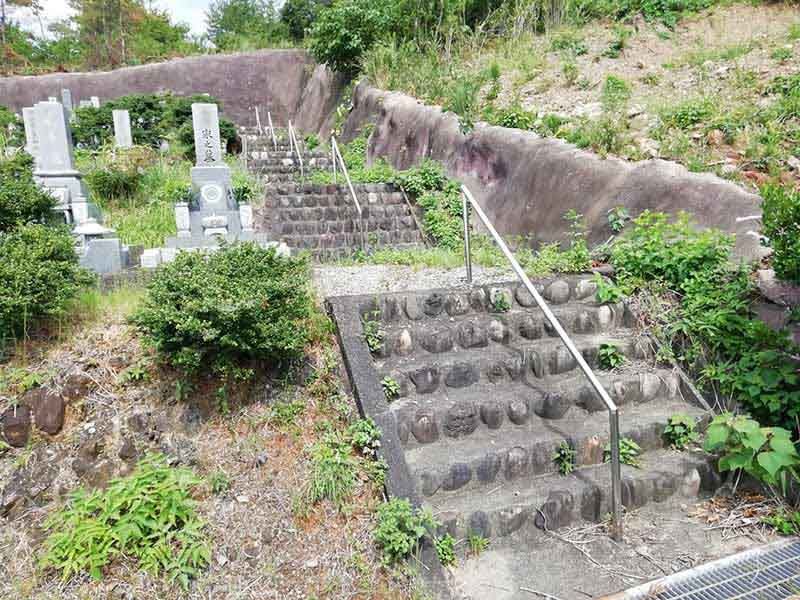 金沢霊園の最後部にある階段