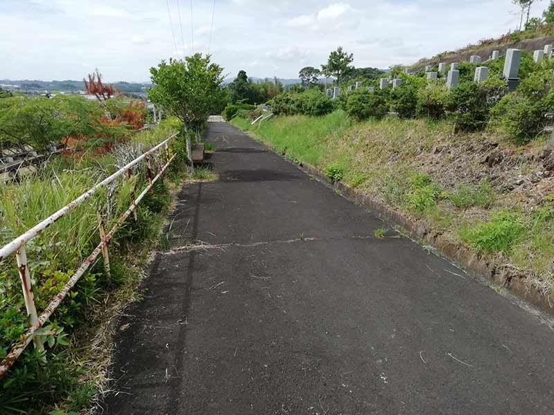 金沢墓園の通路