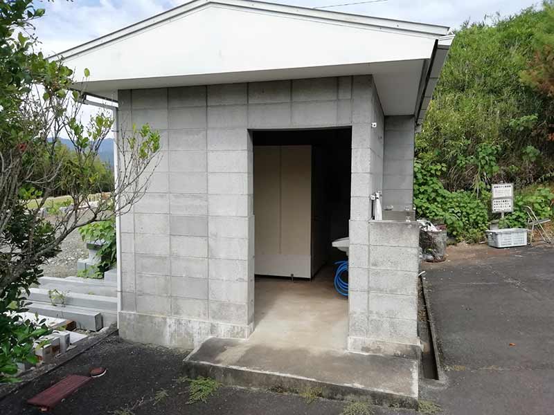 金沢墓園の公衆トイレ