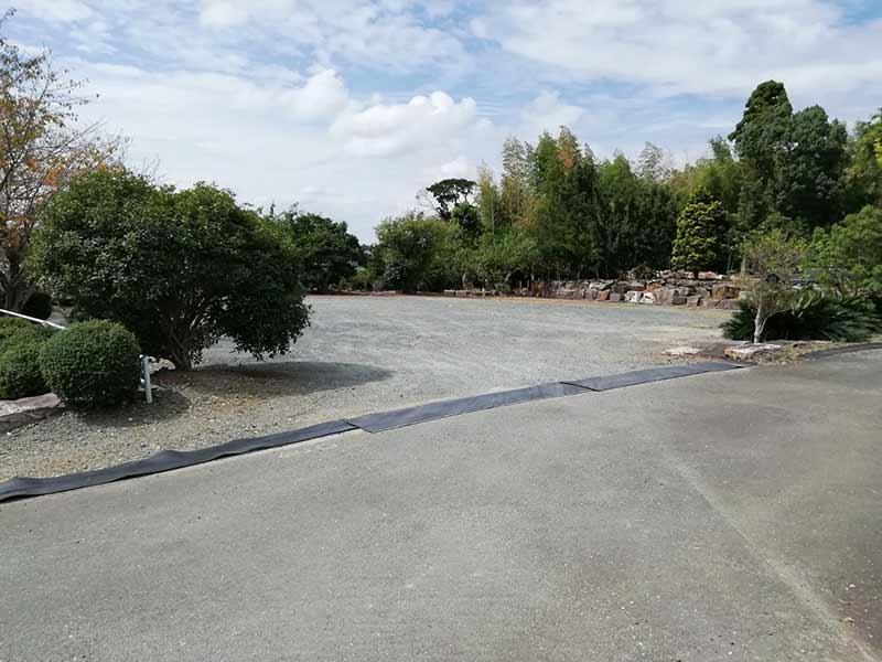 金沢墓園の駐車場