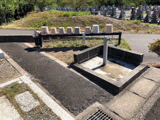 五色園墓地の区画に設置された水汲み場