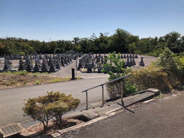 五色園墓地の区画間の様子