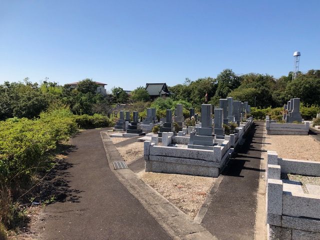 五色園墓地の区画からみた本堂