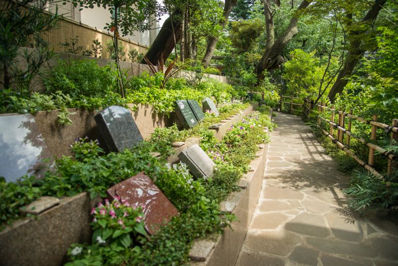 高輪墓苑 正満寺の緑にあふれた洋型墓石