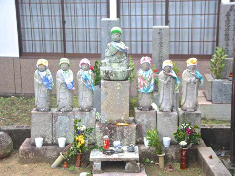自性院墓地