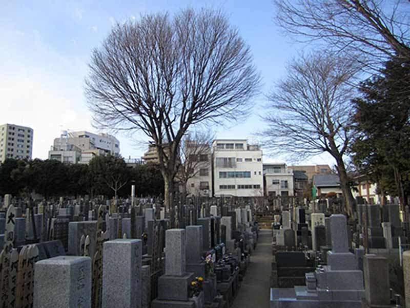 高林寺　住宅街の中にある墓域