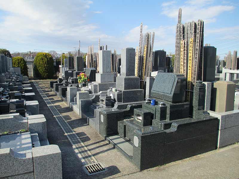 知楽院　区画整備された墓域