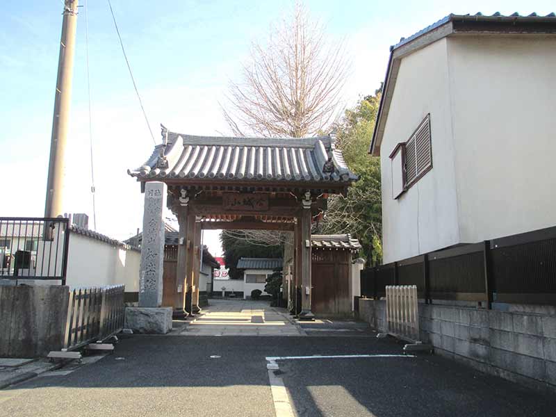 知楽院　威厳のある山門