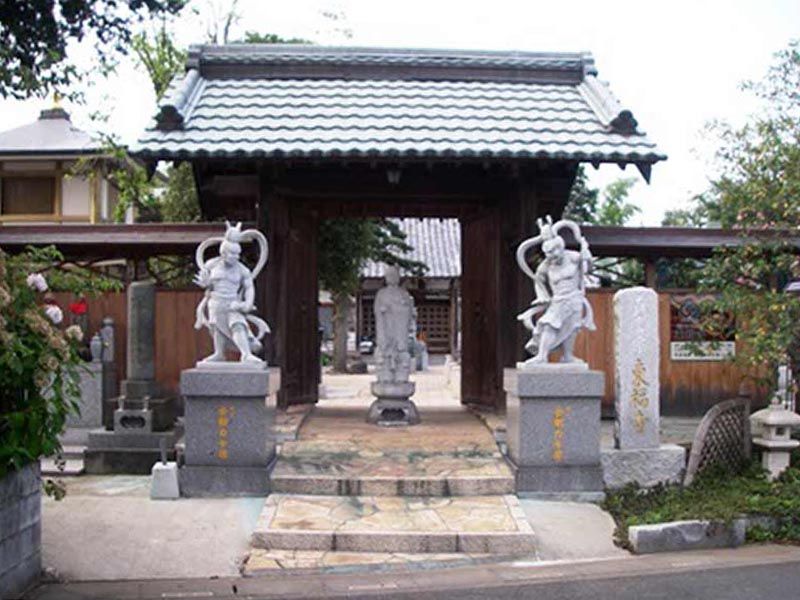 東福寺墓苑　山門前の仁王像と地蔵菩薩