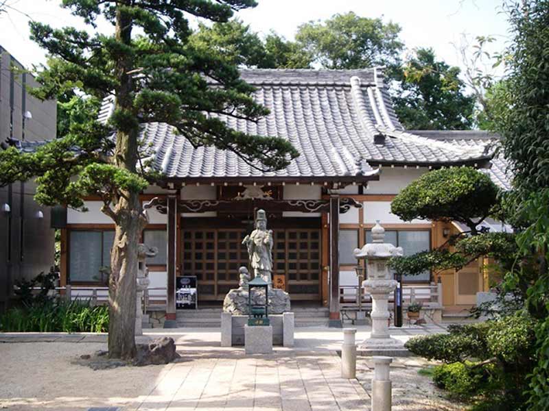 東福寺墓苑　本堂と慈母観音像
