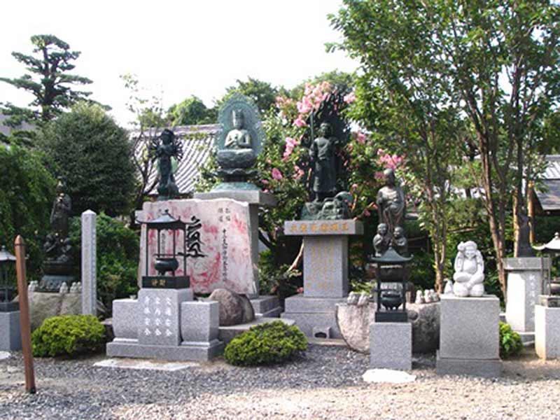 東福寺墓苑　山門横に並ぶ大日如来像や複数の観音様