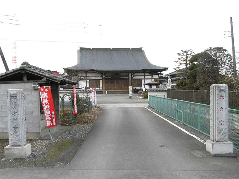 安楽寺　広い参道