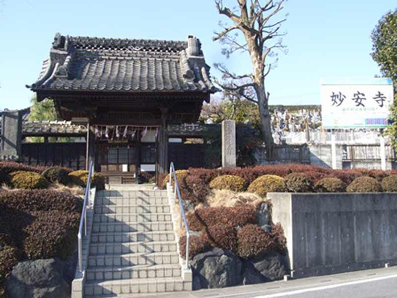 妙安寺　手入れが行き届いた山門