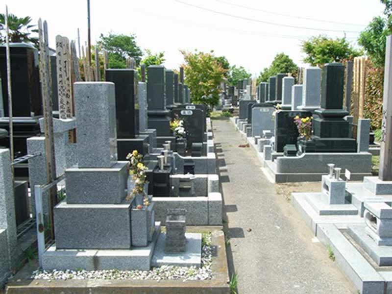 宝性院　花が添えられた墓域