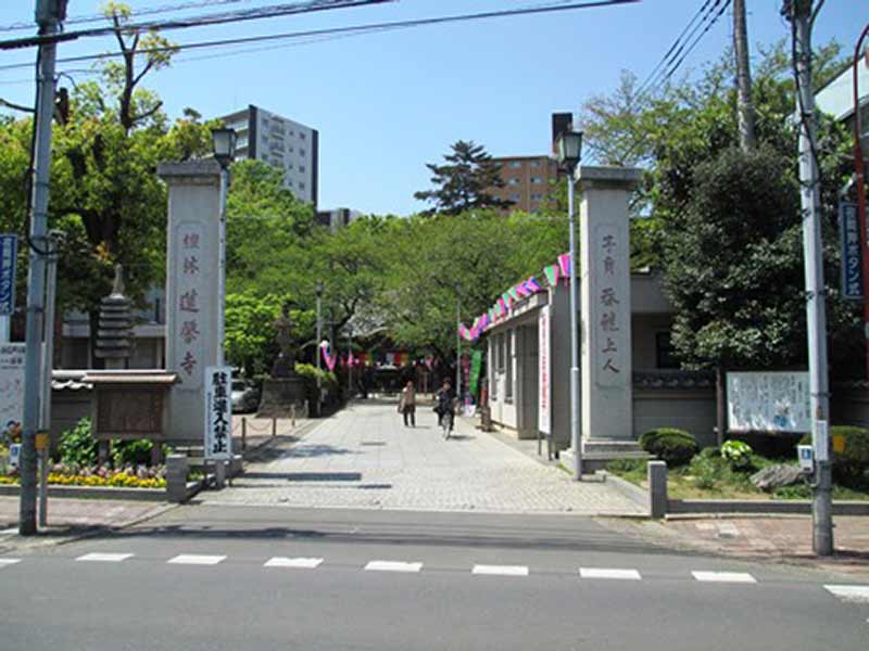 蓮馨寺　公道からのアクセス良好