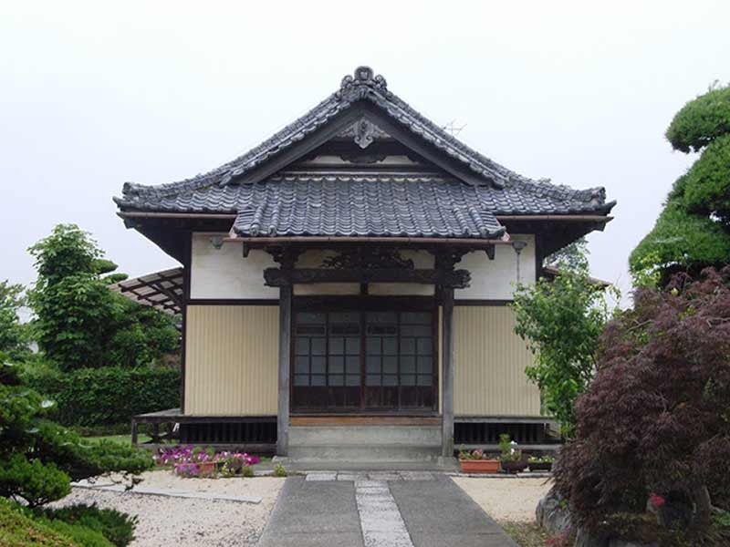 金乗寺　花が配置された本堂