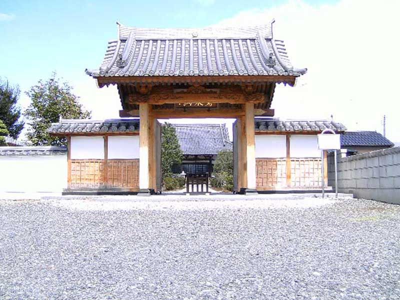 長光寺　白い玉砂利が敷かれた山門