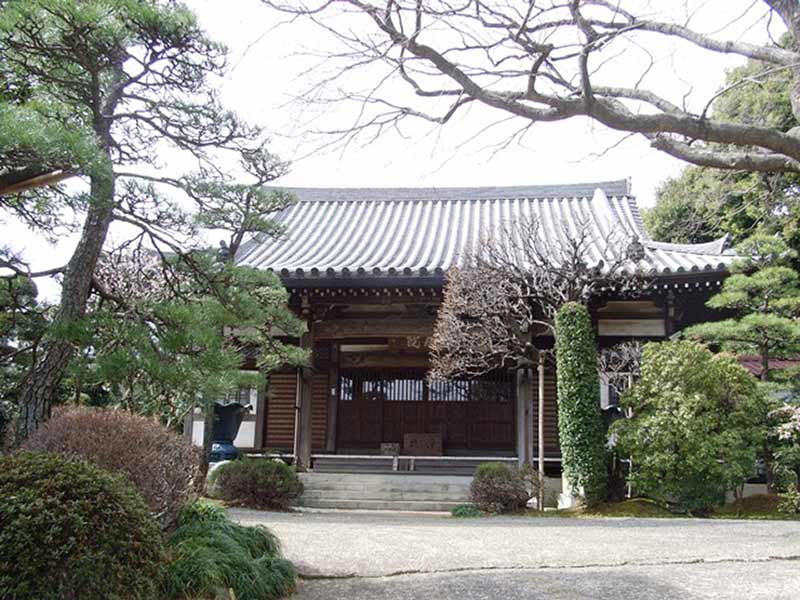 長澤山 秋月院　自然豊かな本堂