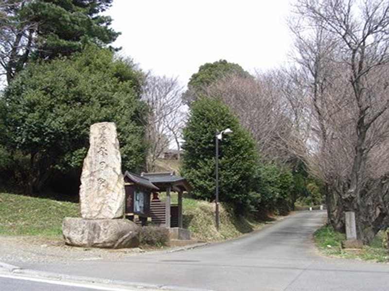 長澤山 秋月院　石碑と広い参道