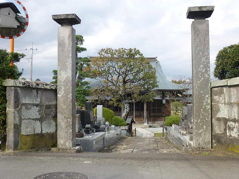 満蔵院　大きな石門