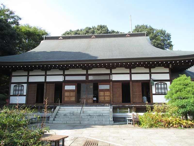東勝寺 明るい雰囲気の本堂