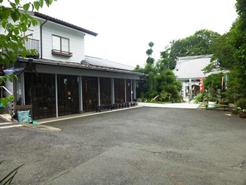 福泉寺　広々とした園内