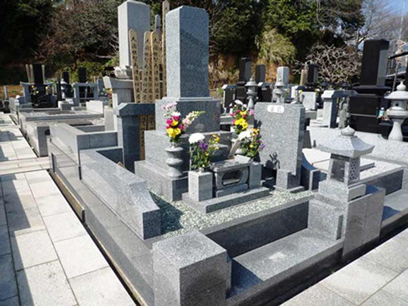 興福寺　花が添えられた墓石