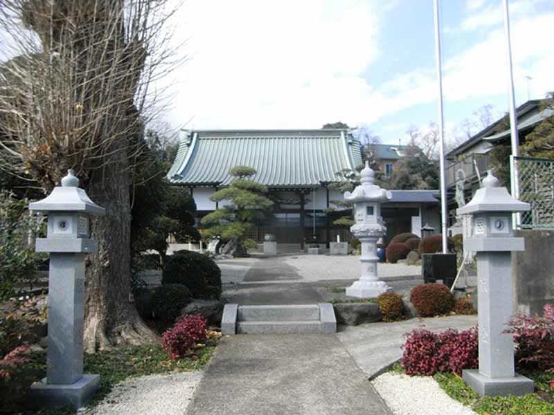 興福寺　植栽が美しい本堂