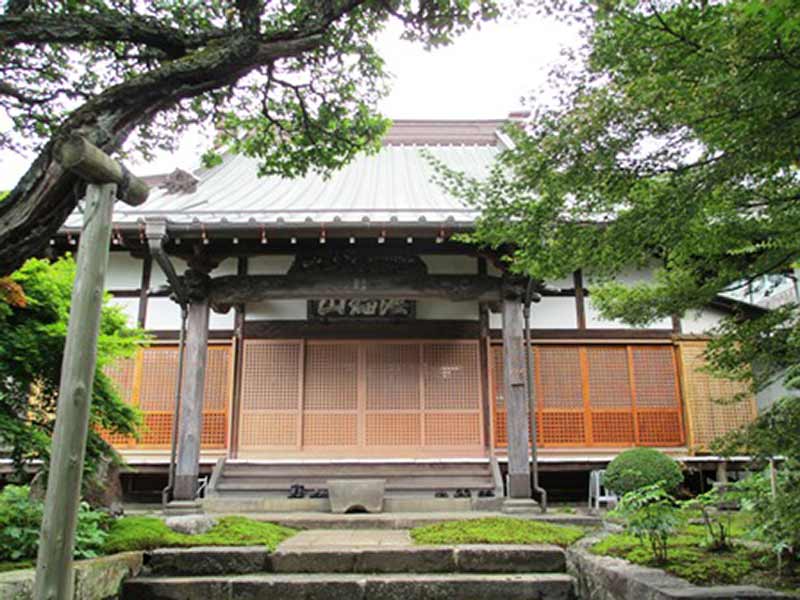 宗徳院　木々に囲まれた本堂