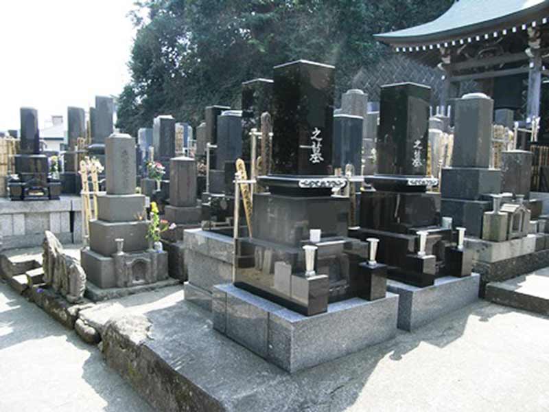 西徳寺　日当たり良好な墓地