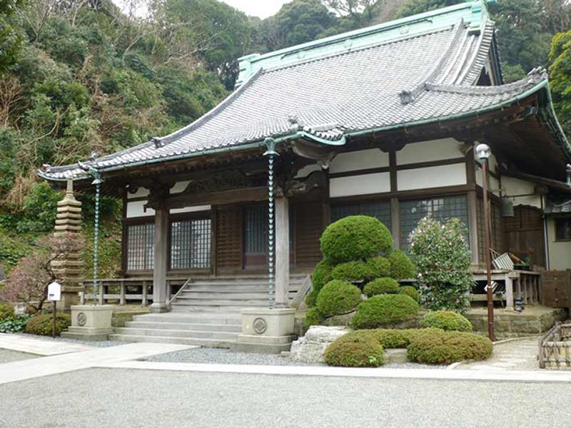 西徳寺　自然に囲まれた本堂